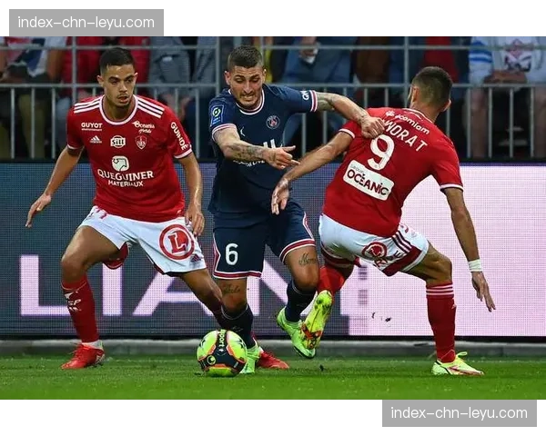 实时：斯特拉斯堡球员于冲突中染红，球队少一人作战